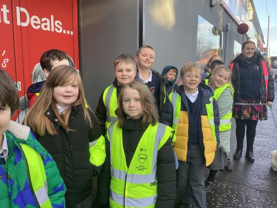 Year 4 visit Spar to post their Santa Letters